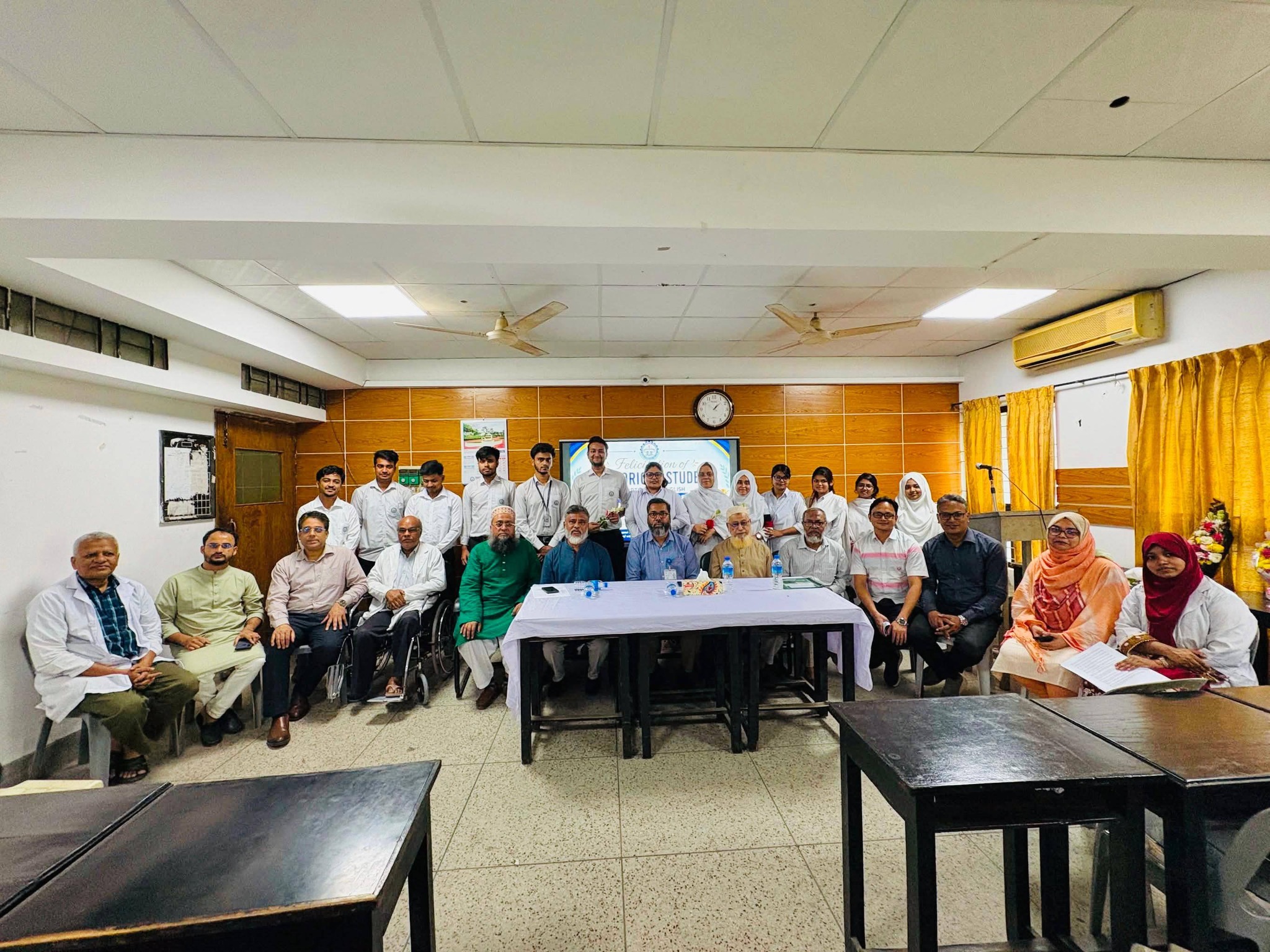 ঢাকা কমার্স কলেজের ইংরেজি বিভাগ কর্তৃক আয়োজিত স্নাতক পর্যায়ের ২০২১-২২ শিক্ষাবর্ষের মেধাবী শিক্ষার্থীদের পুরস্কার বিতরণ ....