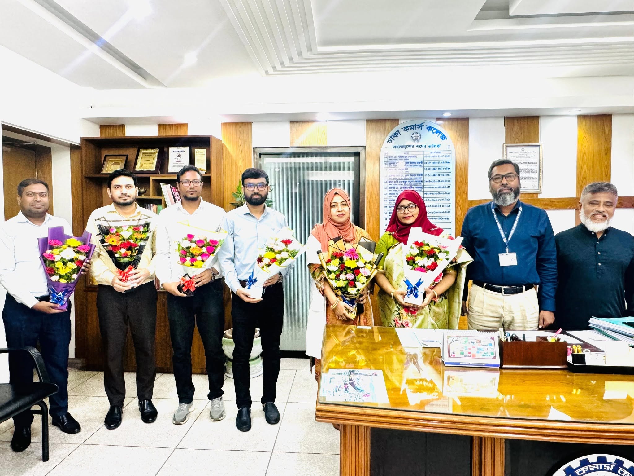২১ জুন ২০২৬ তারিখে ঢাকা কমার্স কলেজে সদ্য পদোন্নতিপ্রাপ্ত ৬ জন শিক্ষককে অভিনন্দন জানিয়েছেন কলেজের ...
