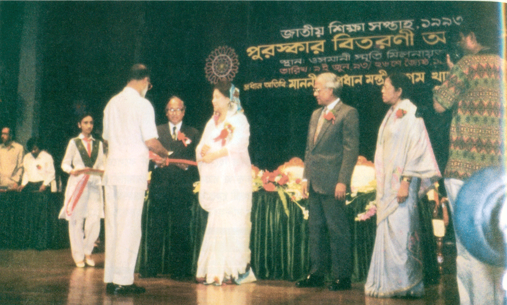 Best College 1993 Principal Prof Kazi Faruky receiving  Award from Prime Minister Begum  Khaleda Zia