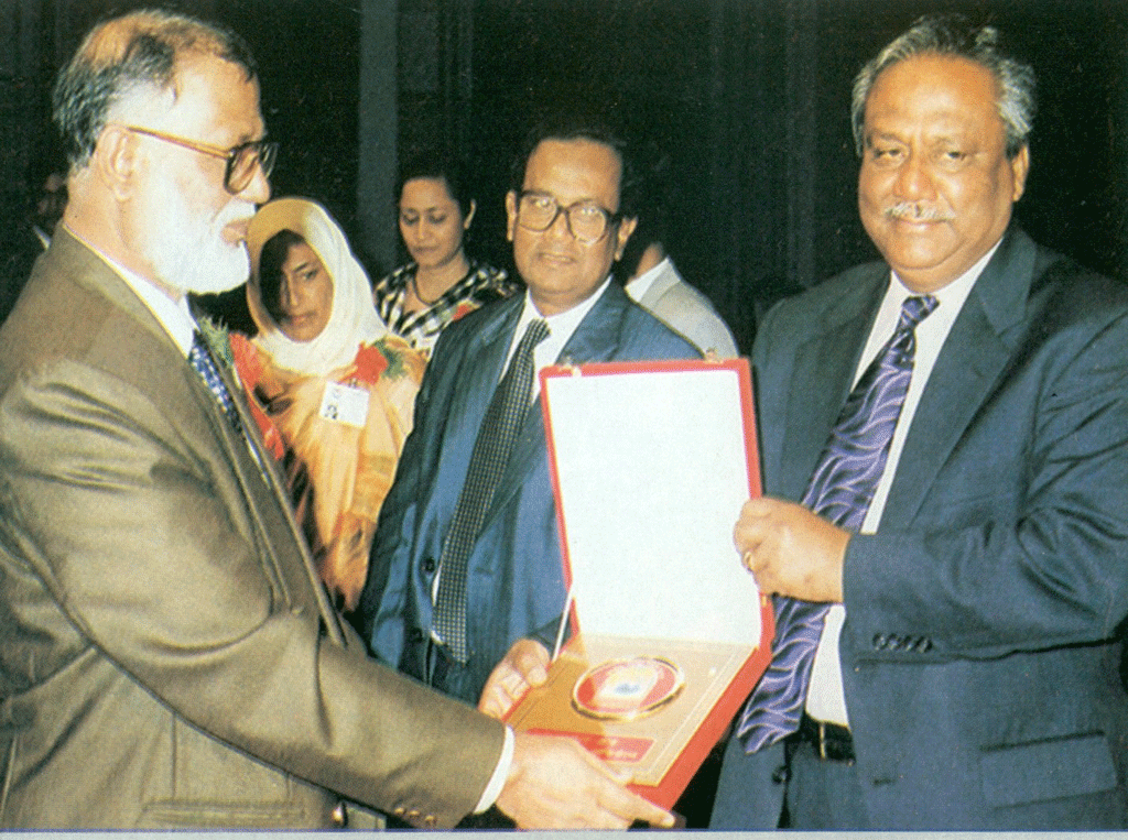  Best College 2002 Principal Prof Kazi Faruky receiving  Award from Education Minister Dr Osman Faruk