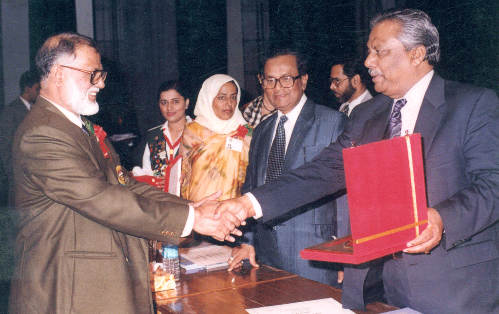 Best College 2002 Principal Prof Kazi Faruky receiving  Award from Education Minister Dr Osman Faruk
