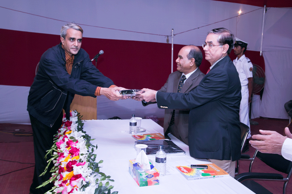 Prize Giving 2013, GB Member Shahidul Haque Khan receiving gift