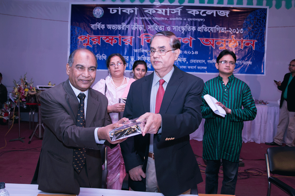 Prize Giving 2013 GB Chair Dr Shafiq Ahmed Siddique receiving gift